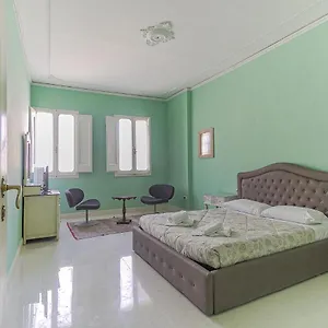 Spacious Three Bedroom On The Arno Apartment